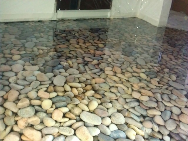 Декоративный наливной пол камни